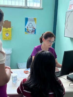 O Amazonas enfrenta período chuvoso, de novembro a maio, que coincide com a sazonalidade de doenças como dengue e gripe (influenza). A Fundação de Vigilância em Saúde do Amazonas - Dra. Rosemary Costa Pinto (FVS-RCP), da Secretaria de Estado de Saúde (SES-AM), enfatiza a diferença dos sintomas dessas doenças, facilitando a busca por atendimento médico em tempo adequado e diagnóstico correto.