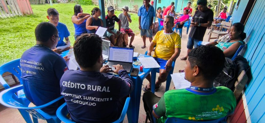 Nesta quarta-feira (12/02), 25 agricultores familiares de Tonantins (distante 865 quilômetros de Manaus) foram beneficiados com emissão de documentos rurais e inscrição no Programa de Aquisição de alimentos (PAA), realizadas pelo Instituto de Desenvolvimento Agropecuário e Florestal Sustentável do Estado do Amazonas (Idam).
