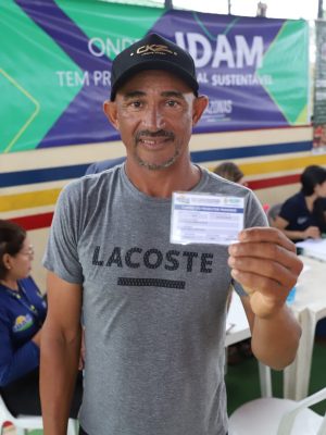 Com início de ano, o Instituto de Desenvolvimento Agropecuário e Florestal Sustentável do Estado do Amazonas (Idam) reforça a importância da renovação do Cartão do Produtor Primário (CPP) para que o agricultor familiar e, também, o produtor rural continuem a usufruir dos benefícios oferecidos pelo documento rural. Em 2024, o instituto efetuou a emissão e renovação de 24.465 CPPs e, neste ano, pretende aumentar a marca. Além de obter isenção do Imposto sobre a Circulação de Mercadorias e Serviços (ICMS) na aquisição de insumos e implementos agrícolas em casas agropecuárias e na conta de energia elétrica, mediante vistoria da concessionária e de acordo com o tipo de atividade rural desenvolvida, o portador do documento garante o direito de participar de políticas públicas destinadas ao setor primário. “Com o CPP em mãos, o trabalhador rural pode buscar o crédito rural para aquisição de implementos ou recursos para custeio da atividade, o que proporciona o investimento na propriedade, importante para o produtor que planeja alavancar a produção, mas que precisa de incentivo financeiro”, ressaltou a diretora-presidente do Idam, Eliane Ferreira. A diretora-presidente ressalta, ainda, que os produtores rurais devem observar o novo prazo de validade do CPP, que, no ano passado, foi estendido de dois para quatro anos pelo Governo do Amazonas. “Se o produtor rural tiver dúvidas se precisa renovar o documento, deve dirigir-se a uma de nossas unidades no seu município para conversar com o técnico responsável, que lhe dará orientação”, frisou. Documentos necessários Para renovar o CPP, o produtor rural deve buscar a Unidade Local (Unloc) ou posto avançado no município com cartão original. O técnico do Idam é quem realizará as alterações necessárias, tanto dos dados pessoais do trabalhador, quanto das atividades agropecuárias (plantel e área cultivada atuais).  Em caso de perda ou extravio do documento, é necessário ter em mãos a cópia do boletim de ocorrência registrado na delegacia do município ou pela internet, por meio da Delegacia Interativa (http://www.delegaciainterativa.am.gov.br/). A partir da solicitação pelo produtor rural, o documento é enviado para Coordenadoria da Carteira do Produtor Rural, localizada no Idam Central, na capital, para confecção do CPP que, posteriormente, é enviado para a unidade local ou posto avançado, responsável por realizar entrega ao beneficiário. Os produtores que ainda não têm inscrição no CPP, também, podem buscar os escritórios do instituto com os seguintes documentos: Carteira de Identidade, CPF, título definitivo da propriedade, comodato, arrendatário, posseiro, usufruto, concessionários do Programa Nacional de Reforma Agrária (PNRA), parceiros ou permissionários de áreas públicas. Com informações do Idam*