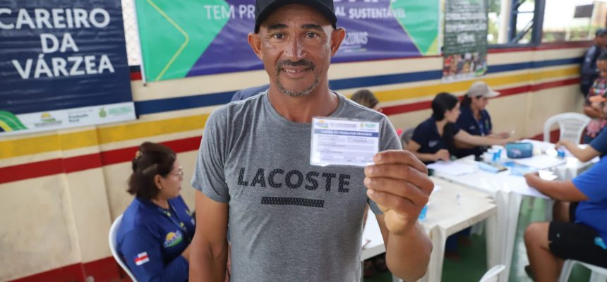Com início de ano, o Instituto de Desenvolvimento Agropecuário e Florestal Sustentável do Estado do Amazonas (Idam) reforça a importância da renovação do Cartão do Produtor Primário (CPP) para que o agricultor familiar e, também, o produtor rural continuem a usufruir dos benefícios oferecidos pelo documento rural. Em 2024, o instituto efetuou a emissão e renovação de 24.465 CPPs e, neste ano, pretende aumentar a marca. Além de obter isenção do Imposto sobre a Circulação de Mercadorias e Serviços (ICMS) na aquisição de insumos e implementos agrícolas em casas agropecuárias e na conta de energia elétrica, mediante vistoria da concessionária e de acordo com o tipo de atividade rural desenvolvida, o portador do documento garante o direito de participar de políticas públicas destinadas ao setor primário. “Com o CPP em mãos, o trabalhador rural pode buscar o crédito rural para aquisição de implementos ou recursos para custeio da atividade, o que proporciona o investimento na propriedade, importante para o produtor que planeja alavancar a produção, mas que precisa de incentivo financeiro”, ressaltou a diretora-presidente do Idam, Eliane Ferreira. A diretora-presidente ressalta, ainda, que os produtores rurais devem observar o novo prazo de validade do CPP, que, no ano passado, foi estendido de dois para quatro anos pelo Governo do Amazonas. “Se o produtor rural tiver dúvidas se precisa renovar o documento, deve dirigir-se a uma de nossas unidades no seu município para conversar com o técnico responsável, que lhe dará orientação”, frisou. Documentos necessários Para renovar o CPP, o produtor rural deve buscar a Unidade Local (Unloc) ou posto avançado no município com cartão original. O técnico do Idam é quem realizará as alterações necessárias, tanto dos dados pessoais do trabalhador, quanto das atividades agropecuárias (plantel e área cultivada atuais).  Em caso de perda ou extravio do documento, é necessário ter em mãos a cópia do boletim de ocorrência registrado na delegacia do município ou pela internet, por meio da Delegacia Interativa (http://www.delegaciainterativa.am.gov.br/). A partir da solicitação pelo produtor rural, o documento é enviado para Coordenadoria da Carteira do Produtor Rural, localizada no Idam Central, na capital, para confecção do CPP que, posteriormente, é enviado para a unidade local ou posto avançado, responsável por realizar entrega ao beneficiário. Os produtores que ainda não têm inscrição no CPP, também, podem buscar os escritórios do instituto com os seguintes documentos: Carteira de Identidade, CPF, título definitivo da propriedade, comodato, arrendatário, posseiro, usufruto, concessionários do Programa Nacional de Reforma Agrária (PNRA), parceiros ou permissionários de áreas públicas. Com informações do Idam*