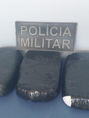 A Polícia Militar do Amazonas (PMAM), por meio do 2º Pelotão de Polícia Militar (PEL), apreendeu 3 quilos de entorpecentes, na tarde de quarta-feira (19), em Tonantins (a 865 quilômetros de Manaus). A droga foi encontrada durante revista em uma embarcação, no porto do município.