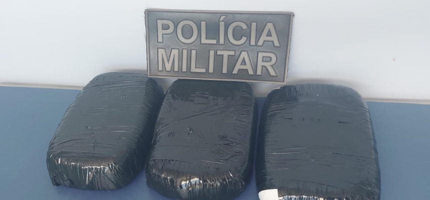 A Polícia Militar do Amazonas (PMAM), por meio do 2º Pelotão de Polícia Militar (PEL), apreendeu 3 quilos de entorpecentes, na tarde de quarta-feira (19), em Tonantins (a 865 quilômetros de Manaus). A droga foi encontrada durante revista em uma embarcação, no porto do município.