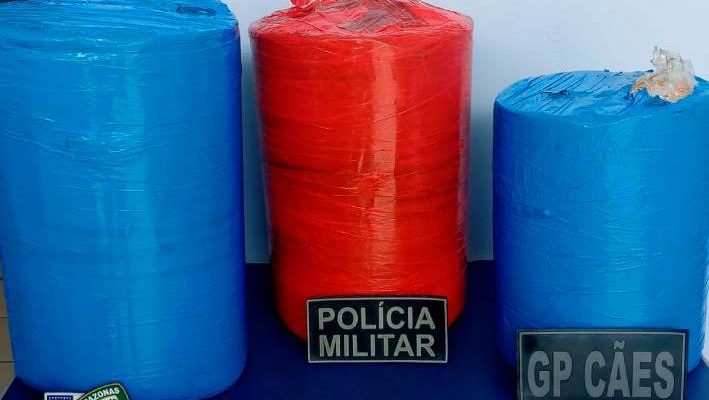 A Polícia Militar do Amazonas (PMAM), por meio do 2° Pelotão de Polícia Militar, apreendeu no sábado (15), aproximadamente, 90 kg de pasta base de cocaína no município de Tonantins (distante 865 quilômetros de Manaus).