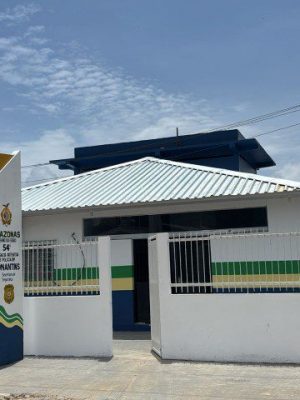 A Polícia Civil do Amazonas (PC-AM), por meio da 54ª Delegacia Interativa de Polícia (DIP) de Tonantins (a 865 quilômetros de Manaus), prendeu em flagrante, no sábado (06/07), um homem, de 25 anos, pelo crime de lesão corporal no âmbito de violência doméstica, cometido contra sua companheira, de 24 anos. A prisão foi efetuada na rua Severino Guilherme, bairro Manacá, no município. De acordo com o delegado Wellery Aleff, os policiais tomaram conhecimento do caso após a vítima comparecer à unidade policial e informar que, na madrugada da ocorrência, por volta das 5h, seu companheiro chegou em casa sob efeito de álcool, acordando a todos. A mulher pediu para que ele não chegasse dessa forma, o que gerou uma discussão, ocasião em que o homem a agrediu, deu-lhe um empurrão e acabou lesionando um dos dedos da vítima. “Questionamos a mulher se era a primeira vez que o autor fazia isso e ela informou que já houve outras ocasiões. Com base nessas informações, montamos uma equipe e seguimos até a residência dele. No local, encontramos o autor e o autuamos. Ele não resistiu à prisão e foi conduzido à delegacia. A vítima recebeu atendimento médico e segue em recuperação”, informou Wellery Aleff. O homem foi autuado por lesão corporal no âmbito de violência doméstica. E passará por audiência de custódia e ficará à disposição da Justiça.