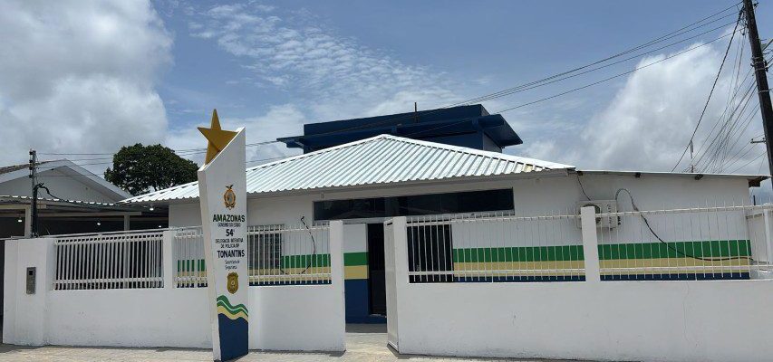 A Polícia Civil do Amazonas (PC-AM), por meio da 54ª Delegacia Interativa de Polícia (DIP) de Tonantins (a 865 quilômetros de Manaus), prendeu em flagrante, no sábado (06/07), um homem, de 25 anos, pelo crime de lesão corporal no âmbito de violência doméstica, cometido contra sua companheira, de 24 anos. A prisão foi efetuada na rua Severino Guilherme, bairro Manacá, no município. De acordo com o delegado Wellery Aleff, os policiais tomaram conhecimento do caso após a vítima comparecer à unidade policial e informar que, na madrugada da ocorrência, por volta das 5h, seu companheiro chegou em casa sob efeito de álcool, acordando a todos. A mulher pediu para que ele não chegasse dessa forma, o que gerou uma discussão, ocasião em que o homem a agrediu, deu-lhe um empurrão e acabou lesionando um dos dedos da vítima. “Questionamos a mulher se era a primeira vez que o autor fazia isso e ela informou que já houve outras ocasiões. Com base nessas informações, montamos uma equipe e seguimos até a residência dele. No local, encontramos o autor e o autuamos. Ele não resistiu à prisão e foi conduzido à delegacia. A vítima recebeu atendimento médico e segue em recuperação”, informou Wellery Aleff. O homem foi autuado por lesão corporal no âmbito de violência doméstica. E passará por audiência de custódia e ficará à disposição da Justiça.